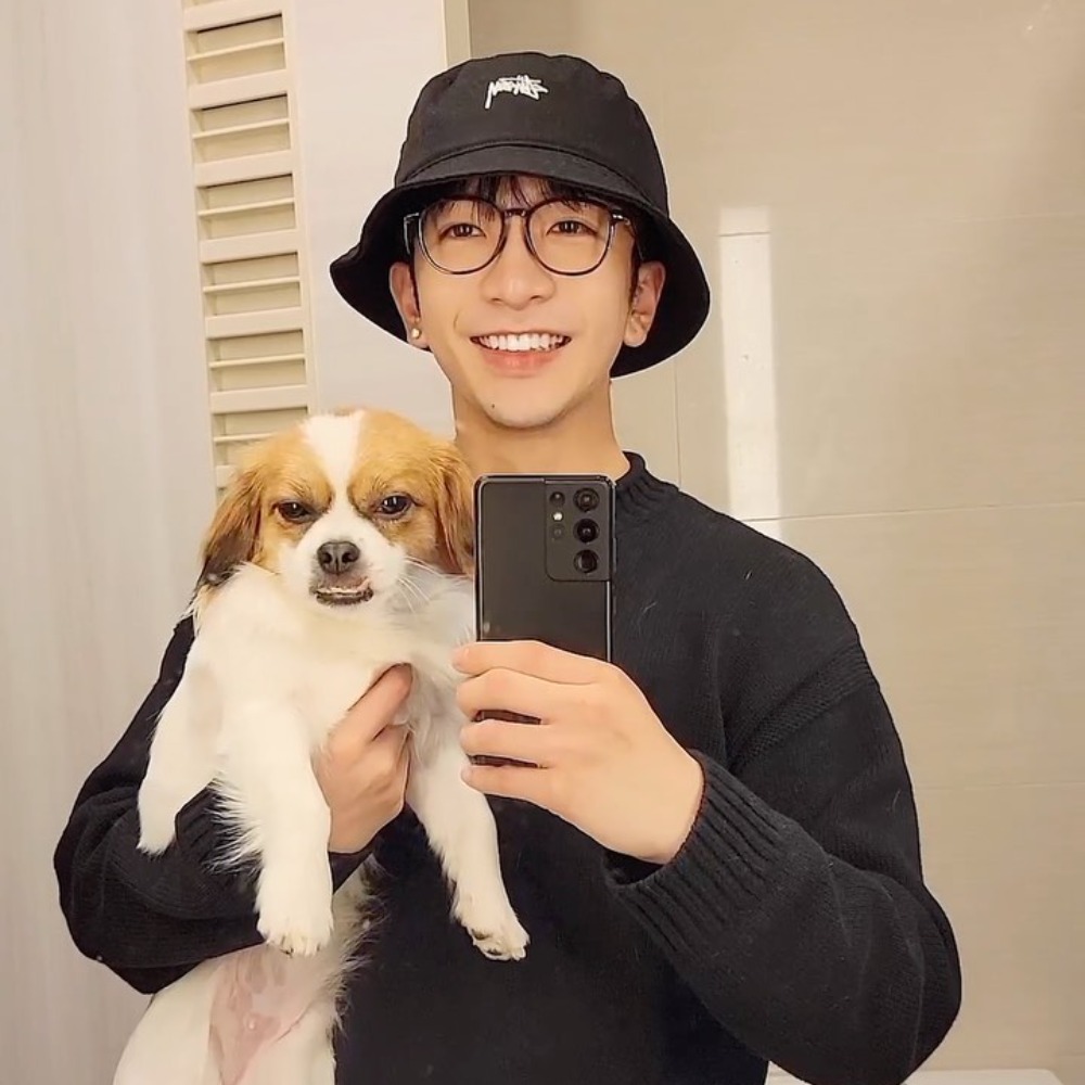 Anson Lo 頭上的Stussy漁夫帽，經典版型飾有 Stüssy 刺繡，以梭織薄紗製成透氣度高，適合夏天配戴。